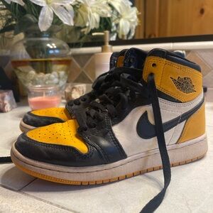 Youth Air Jordan 1 Retro High OG 'Yellow Toe'